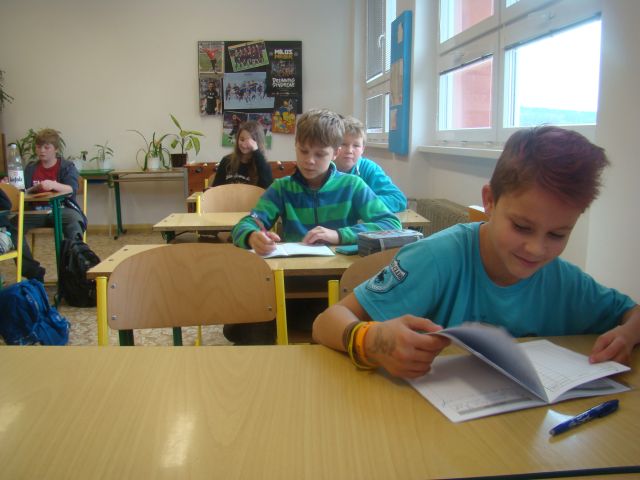 1. Řada u okna